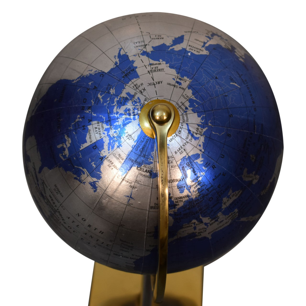Blauer Globus mit Rahmen aus gemischtem Chrom und Messing