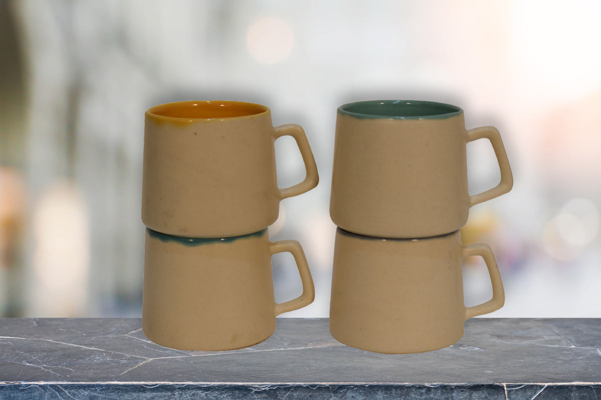 Cremefarbenes und mehrfarbiges Tassen-Set, 4 Stück