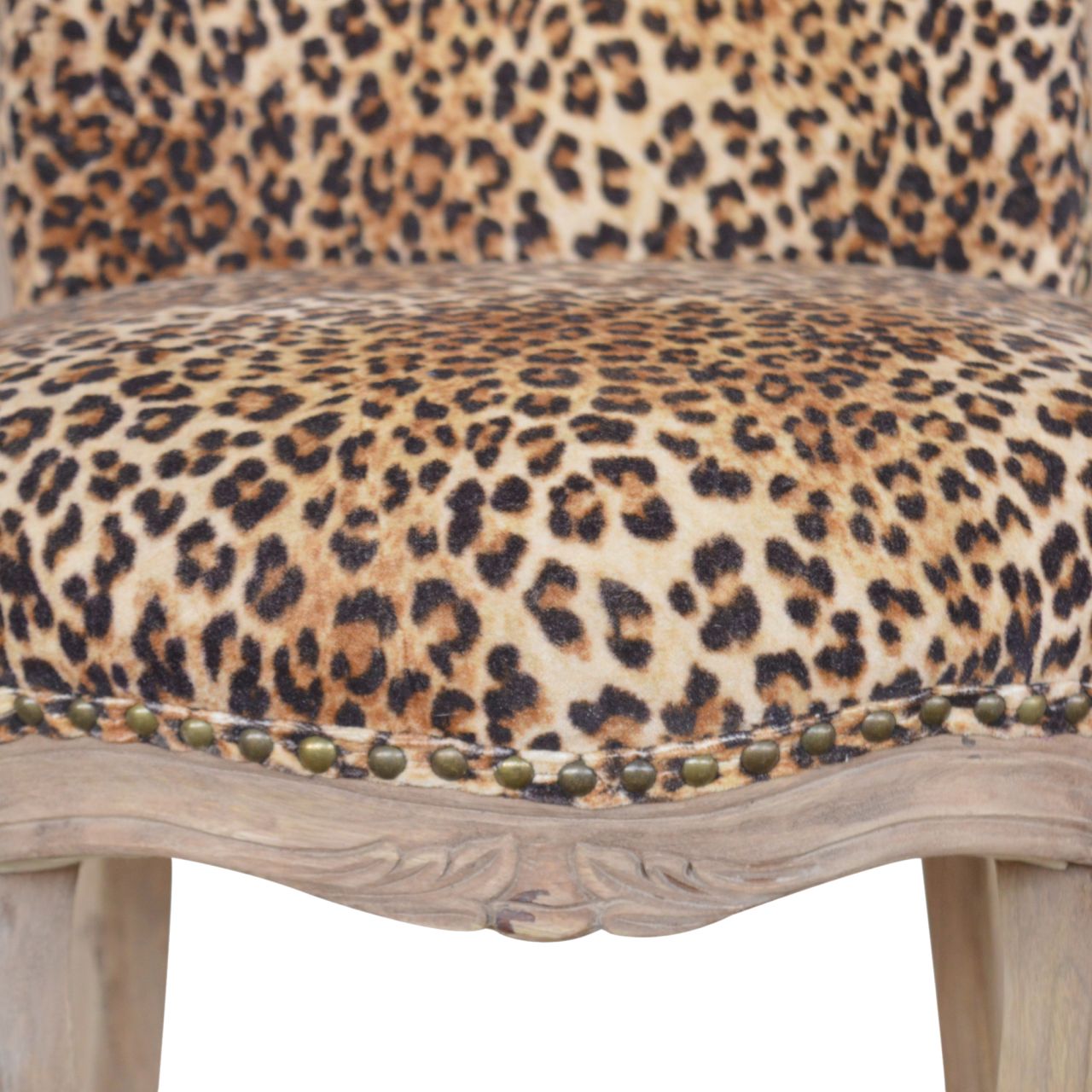 Stuhl mit Leopardenmuster und Nieten