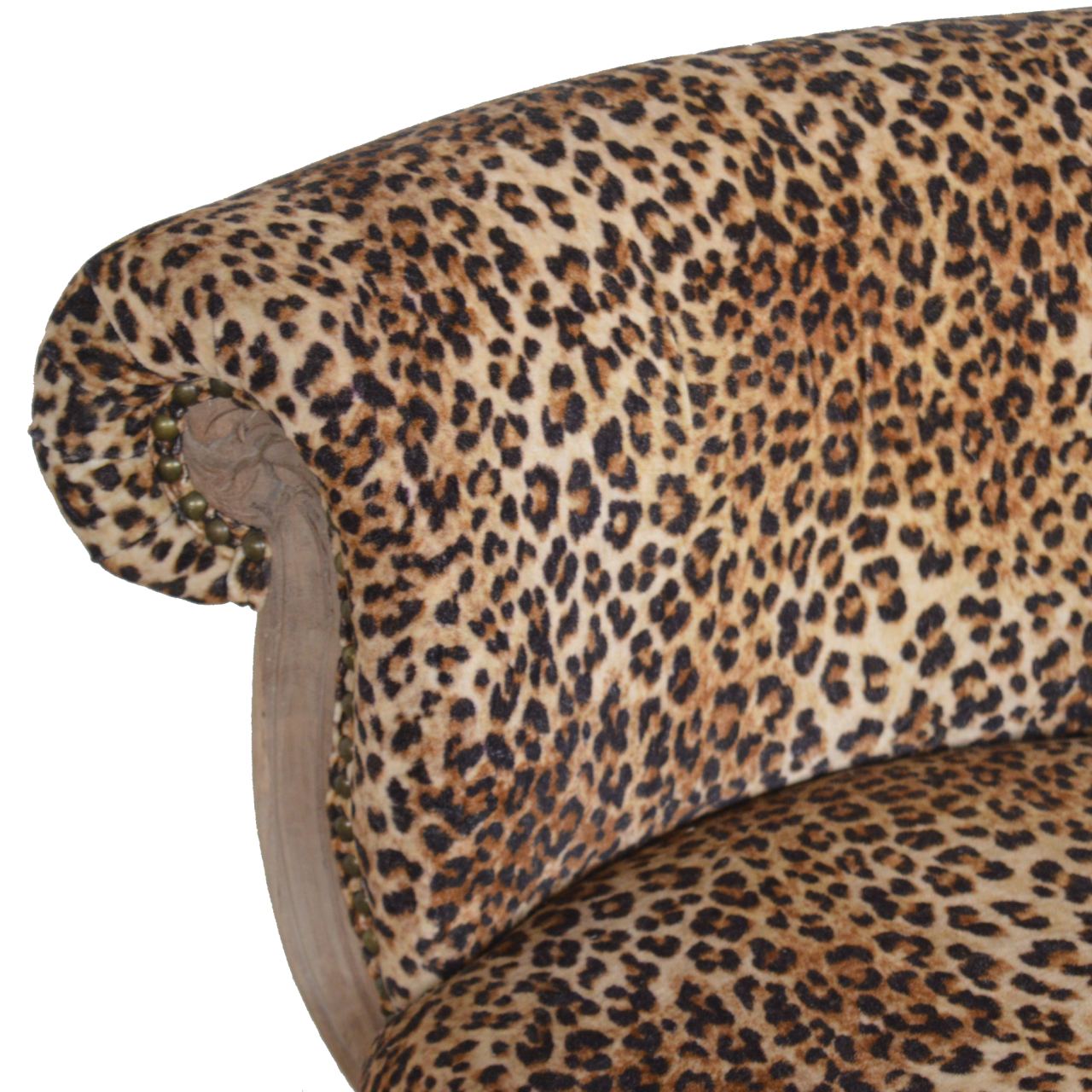 Stuhl mit Leopardenmuster und Nieten