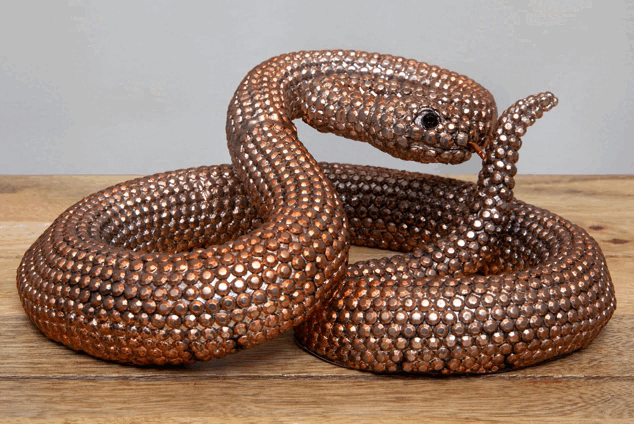 Figurine de serpent à sonnette enroulé en bronze